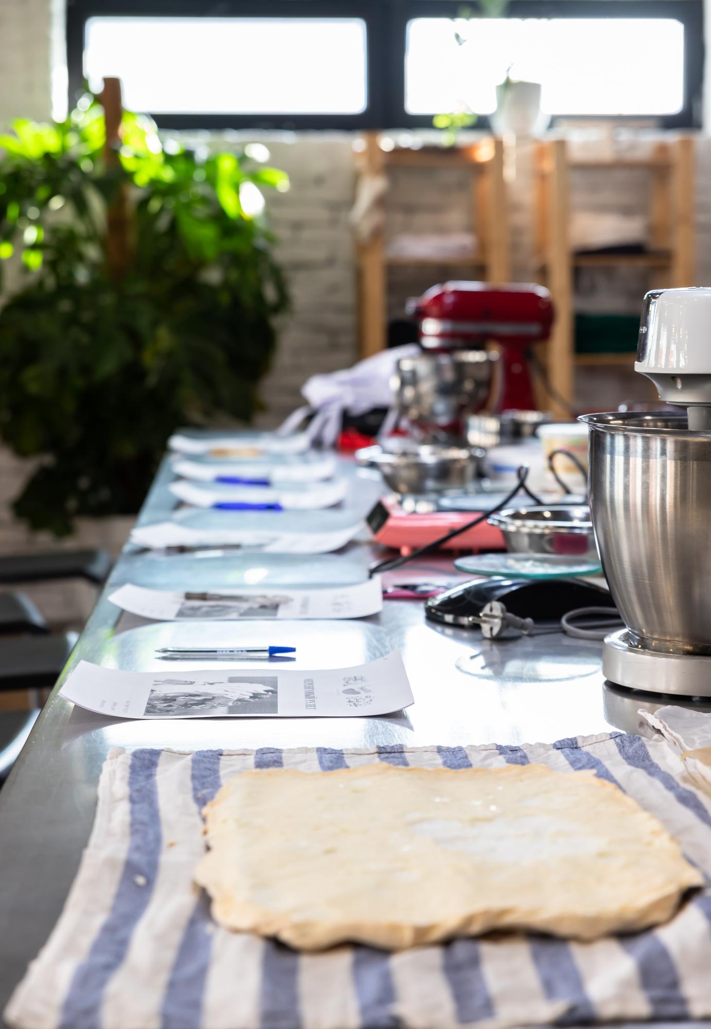 Interno di una cucina didattica con utensili tradizionali